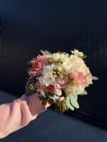 Весільний букет з жоржинами і фрезією