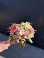 Весільний букет з жоржинами і фрезією