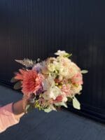 Весільний букет з жоржинами і фрезією