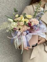 Квіткова коробка з герберою та дельфініумом