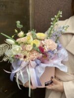 Квіткова коробка з герберою та дельфініумом