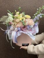 Квіткова коробка з герберою та дельфініумом