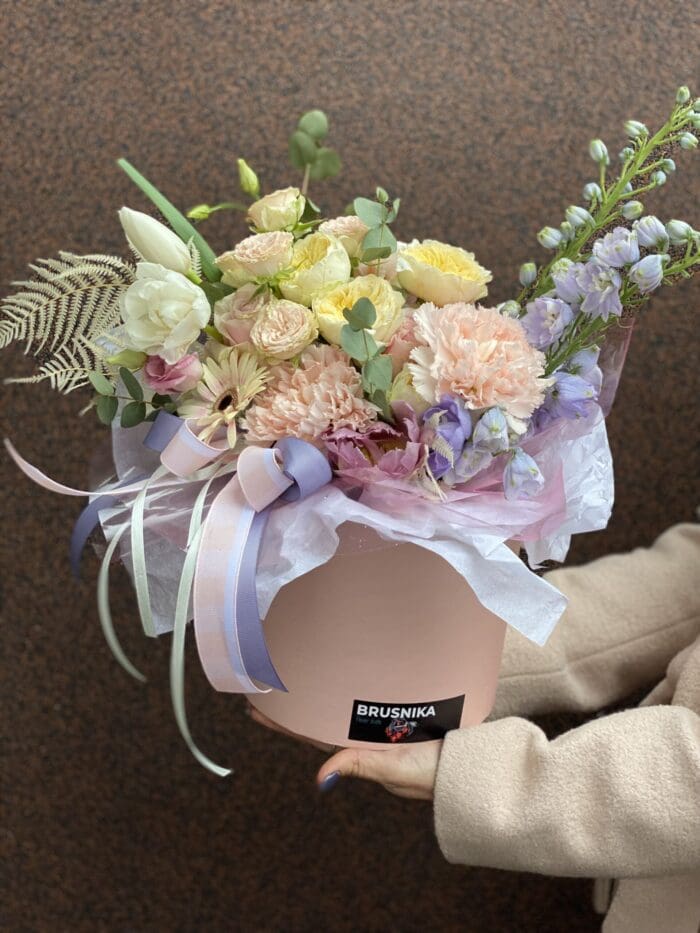 Квіткова коробка з герберою та дельфініумом