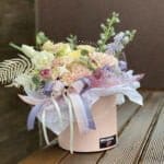 Квіткова коробка з герберою та дельфініумом
