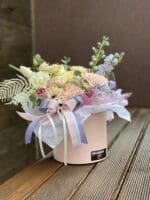 Квіткова коробка з герберою та дельфініумом