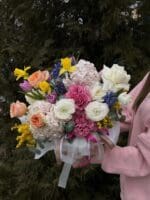 Коробка з гортензіями та різнокольоровими квітами