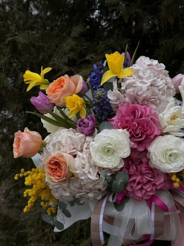 Коробка з гортензіями та різнокольоровими квітами - Зображення 2