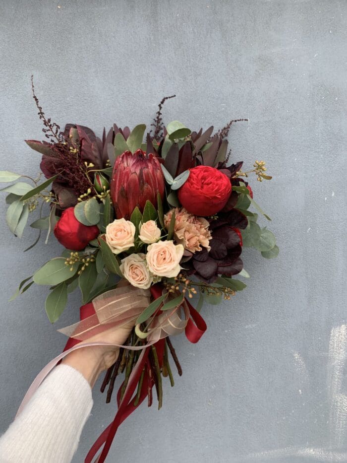 Весільний букет з трояндами та протеєю