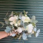 Весільний букет з півонями та діантусом