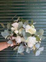 Весільний букет з півонями та діантусом