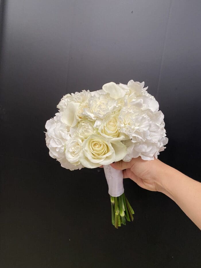 Весільний букет з трояндами та зантедескією