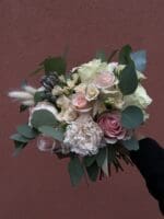 Весільний букет з трояндами та брунією