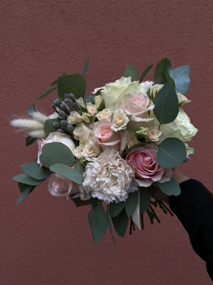 Весільний букет з трояндами та брунією