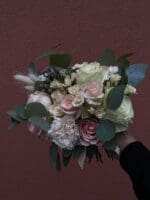 Весільний букет з трояндами та брунією