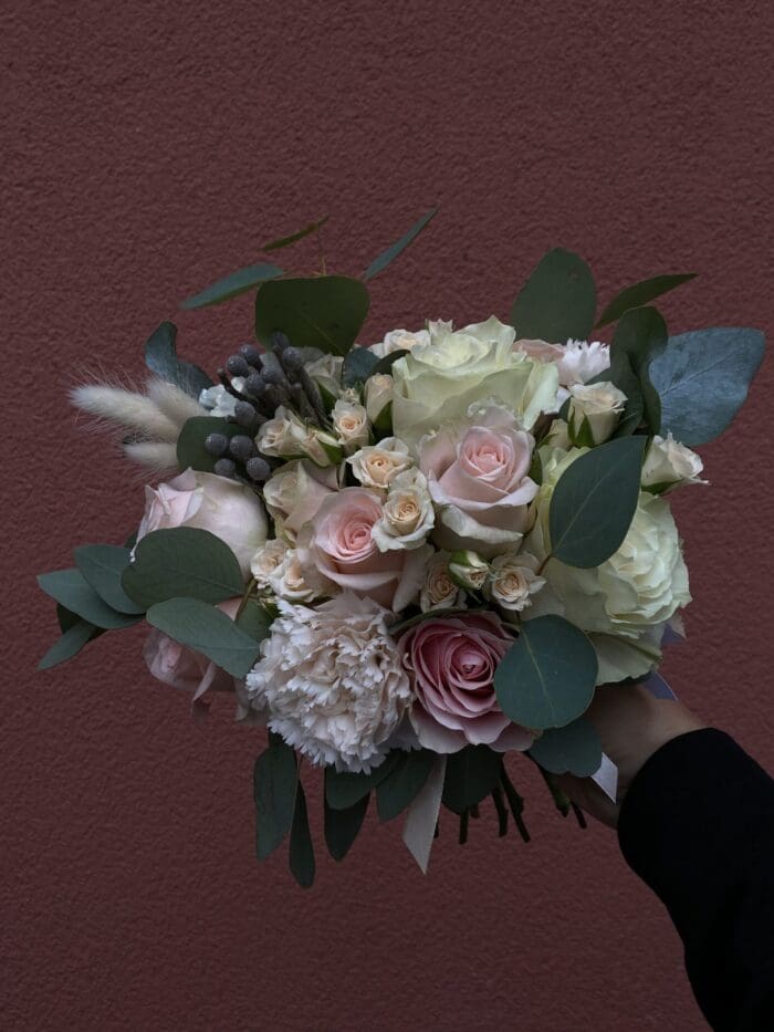 Весільний букет з трояндами та брунією