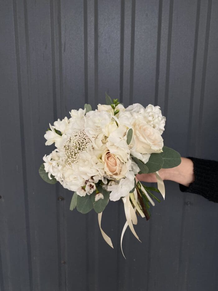 Весільний букет з гортензією та хамелаціумом
