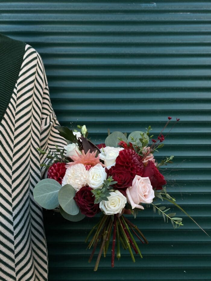 Весільний букет з трояндами та жоржинами