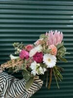 Весільний букет з жоржинами та протеєю