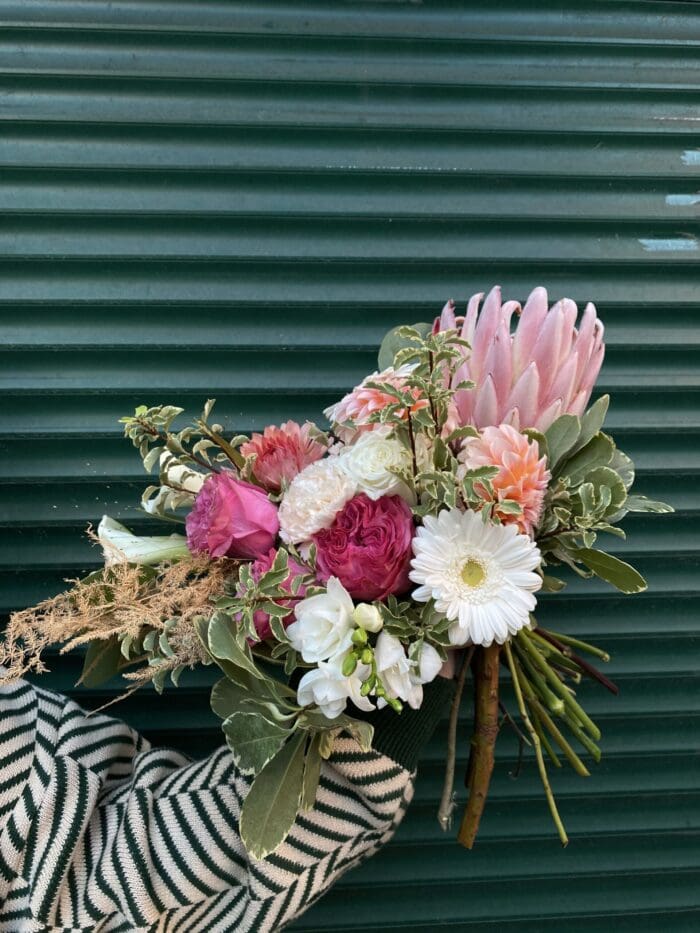 Весільний букет з жоржинами та протеєю