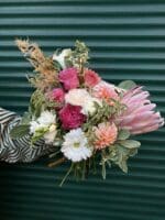 Весільний букет з жоржинами та протеєю