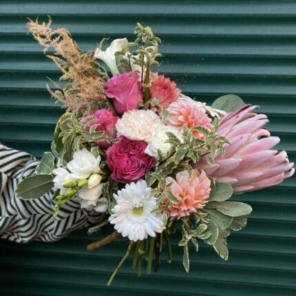 Весільний букет з жоржинами та протеєю