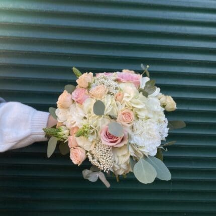Весільний букет з гортензією та півоніями