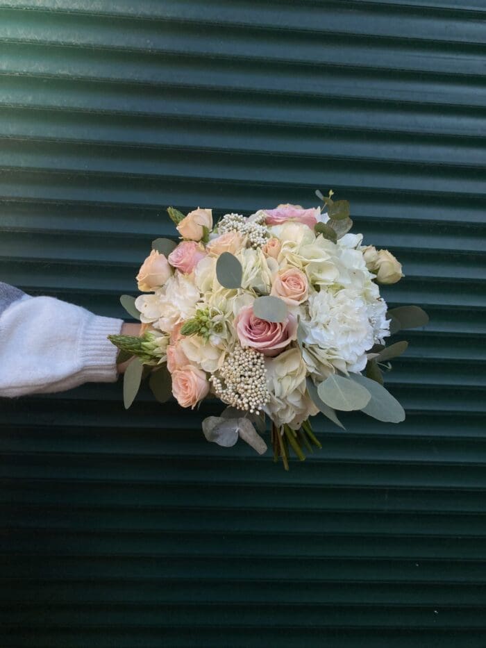 Весільний букет з гортензією та півоніями