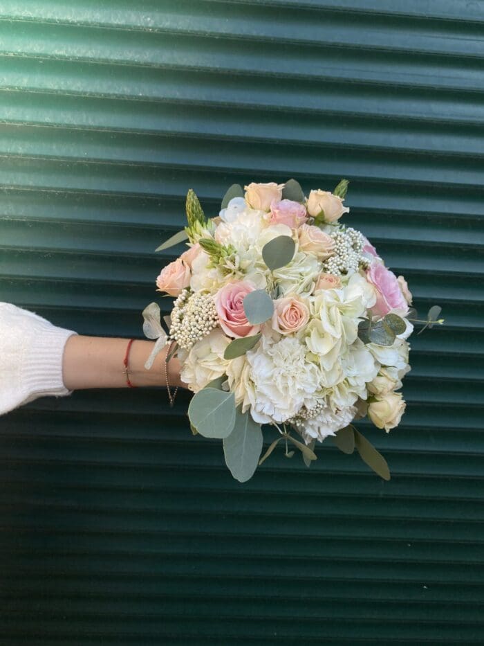 Весільний букет з гортензією та півоніями