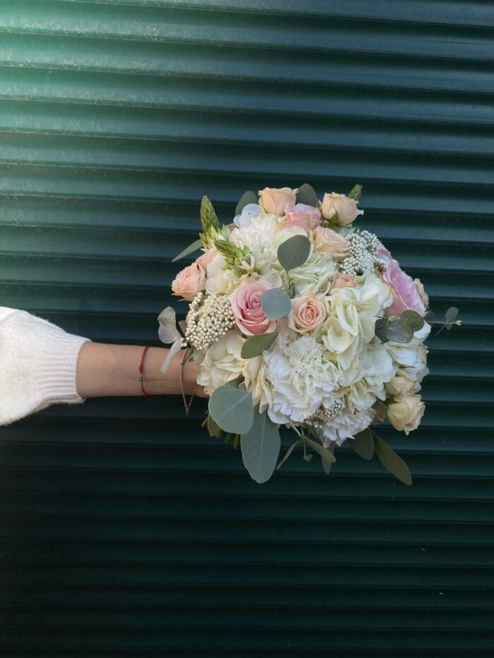 Весільний букет з гортензією та півоніями