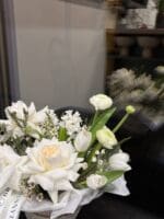 Квітковий кошик з трояндами та ранункулюсом