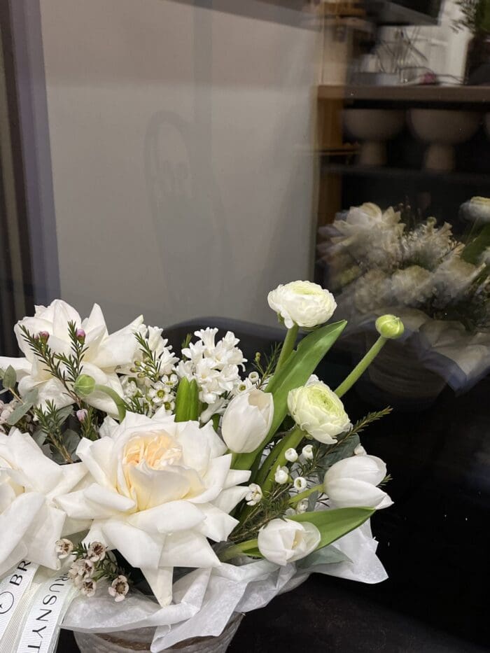 Квітковий кошик з трояндами та ранункулюсом