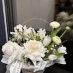 Квітковий кошик з трояндами та ранункулюсом