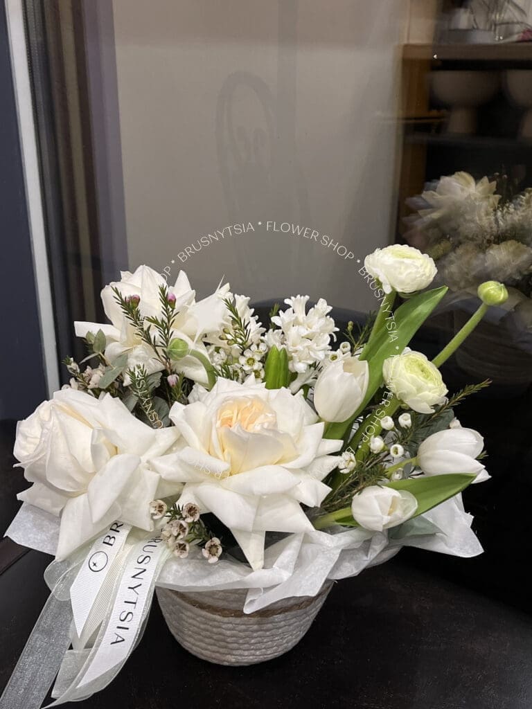 Квітковий кошик з трояндами та ранункулюсом