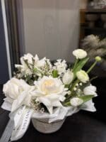 Квітковий кошик з трояндами та ранункулюсом