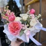 Квітковий кошик з гіацинтами та матіолами