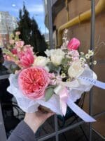 Квітковий кошик з гіацинтами та матіолами