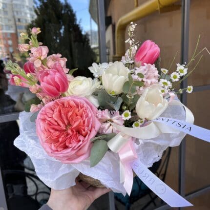 Квітковий кошик з гіацинтами та матіолами