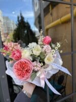 Квітковий кошик з гіацинтами та матіолами