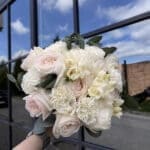 Весільний букет з трояндами і фрезією