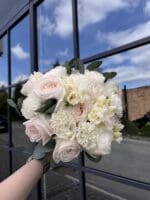 Весільний букет з трояндами і фрезією