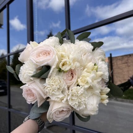 Весільний букет з трояндами і фрезією