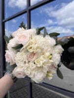 Весільний букет з трояндами і фрезією