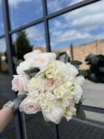 Весільний букет з трояндами і фрезією