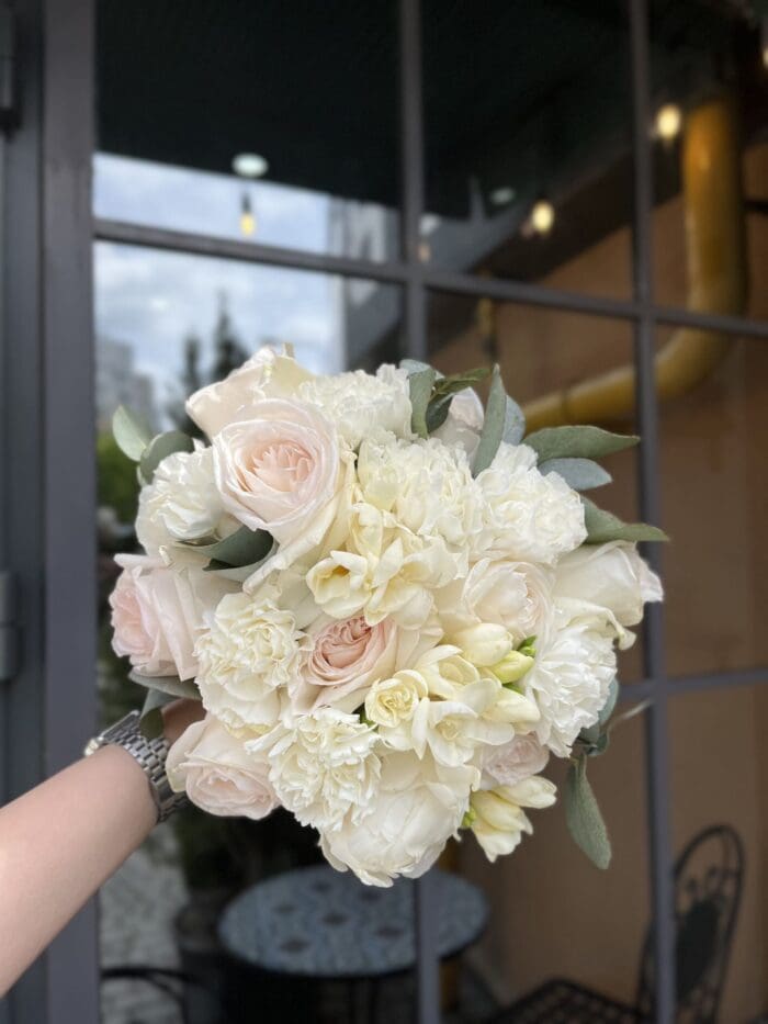 Весільний букет з трояндами і фрезією