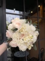 Весільний букет з трояндами і фрезією