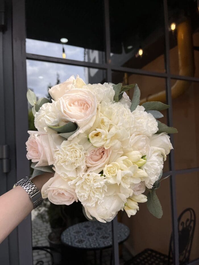 Весільний букет з трояндами і фрезією