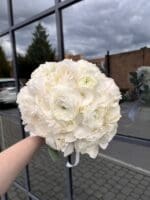 Весільний букет з гортензії і ранункулюса