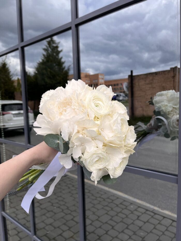 Весільний букет з гортензії і ранункулюса