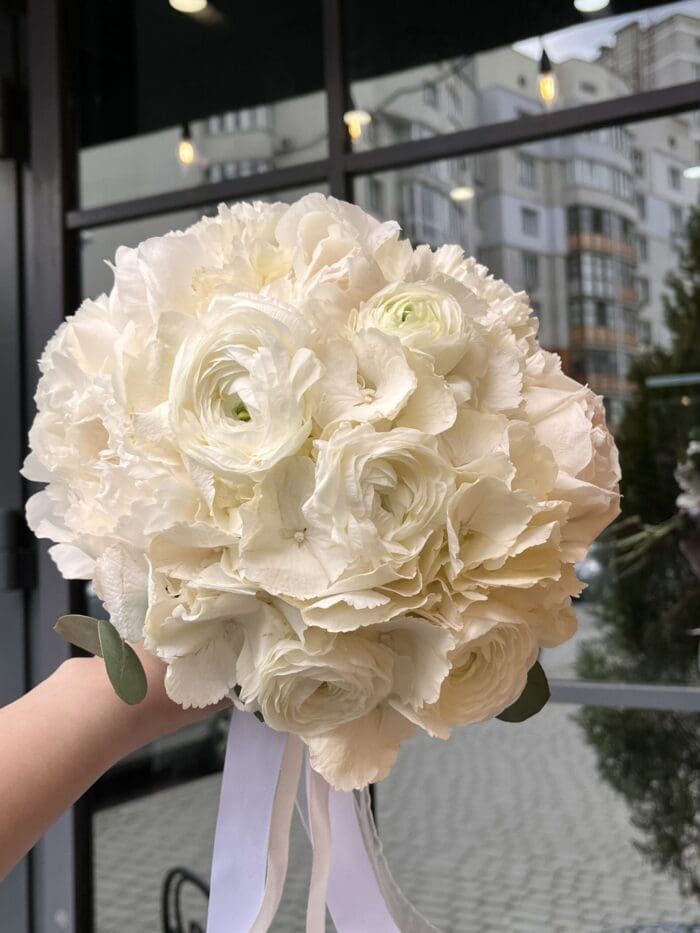 Весільний букет з гортензії і ранункулюса