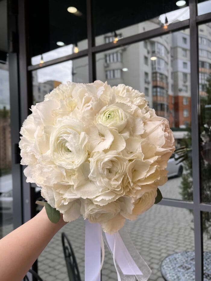 Весільний букет з гортензії і ранункулюса